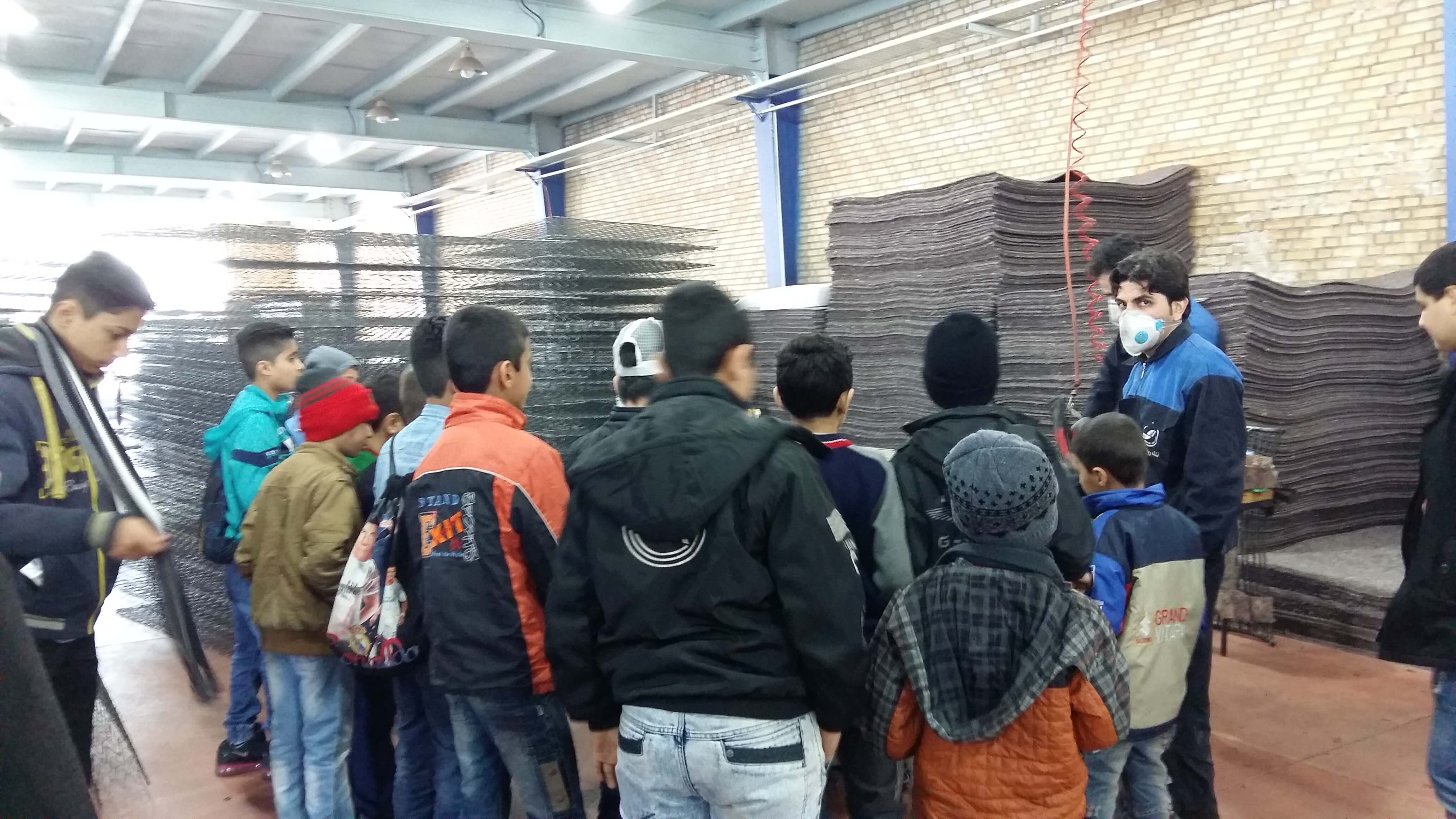 اعضای کانون نخبگان طلایی مهرآفرین از کارخانه تشک رویال آسایش بازدید کردند