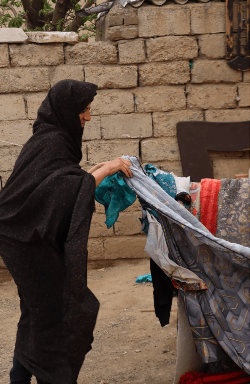در گرمای تابستان، بچه‌هایش حتی آب خنک هم ندارند