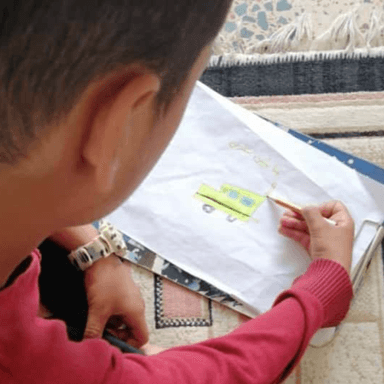 قلب کوچکش شکست وقتی دید ماشین‌ چرخ ندارد
