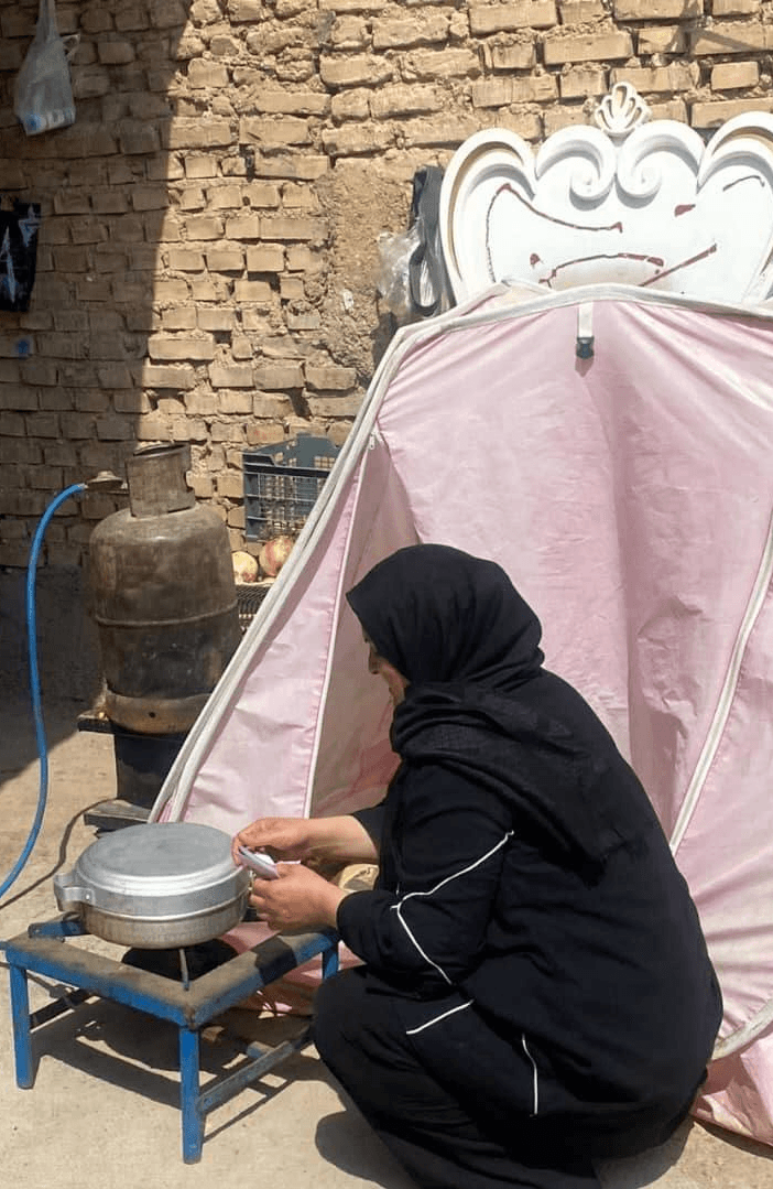 دخترش حمام نمی‌رود… چون غرورش اجازه نمی‌دهد از خانه همسایه رد شود