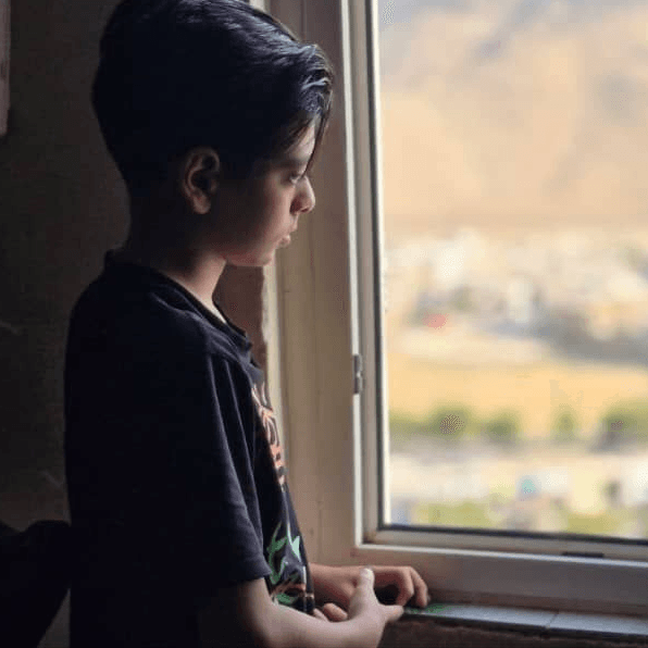 سینا ۱۲ ساله است… اما بیماری، هوای نفسش را گرفته