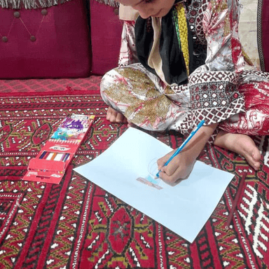 او دخترِ مهربان زنی فداکار است.