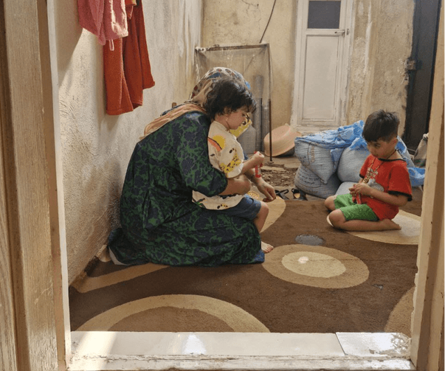 کودکانش درد می کشند و این مادر ناتوان از نجاتشان است