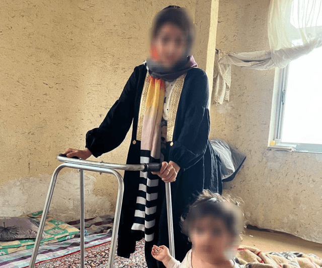 مهدیه فقط ۲۰ سال دارد , او مادر است … نگذاریم زندگی فلجش کند