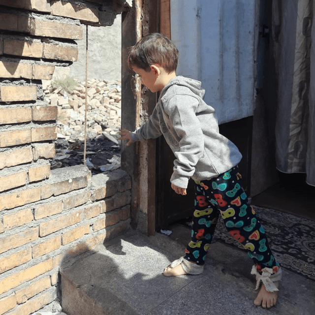 کودکی شش‌ساله، در نبرد با درد و سکوت