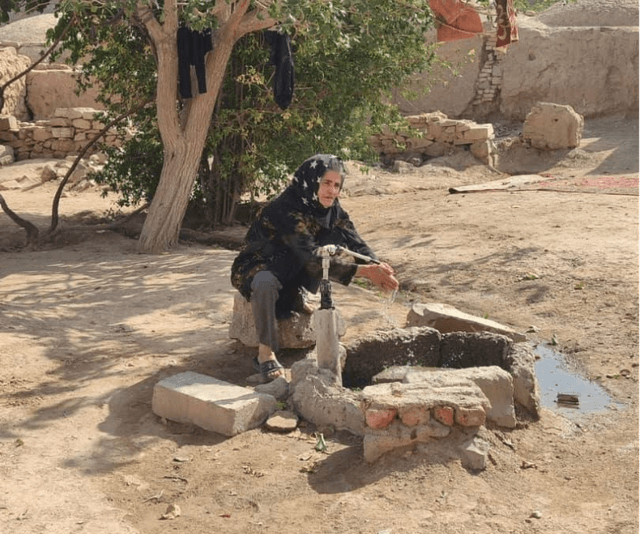 مادری با دو کودک بیمار  در آستانه فصلی سرد