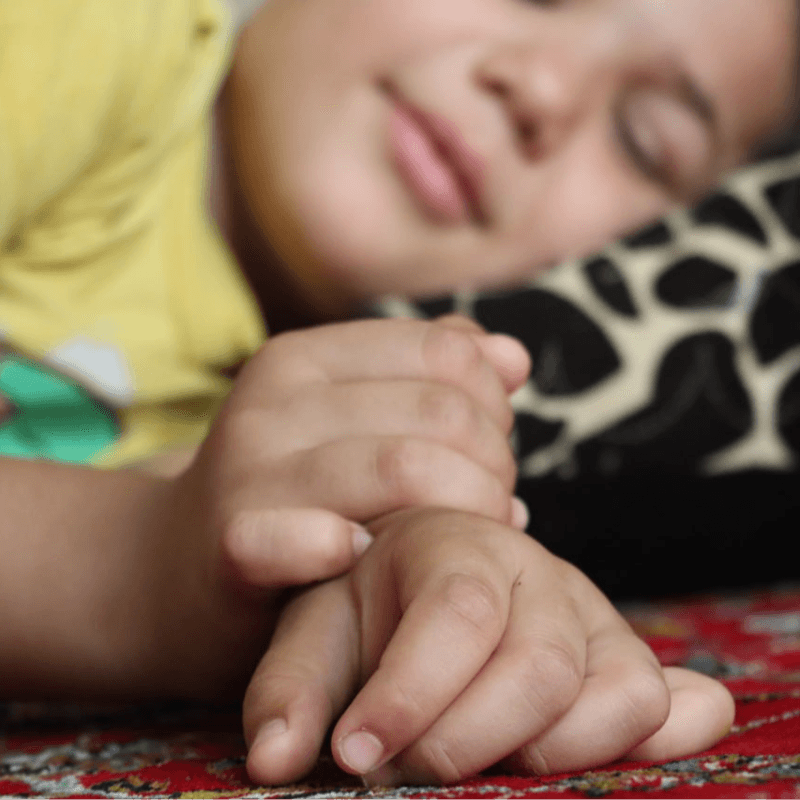 میان تشنج و فقر، پسرک هنوز به زندگی دل بسته است