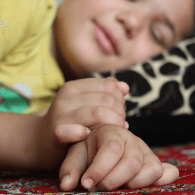 میان تشنج و فقر، پسرک هنوز به زندگی دل بسته است