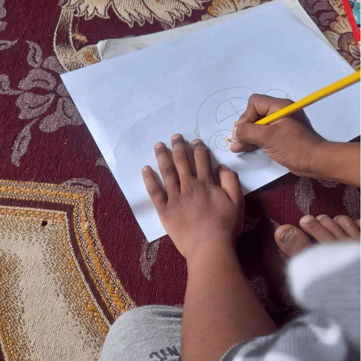 به جز توپ اسباب بازی دیگری نداشته