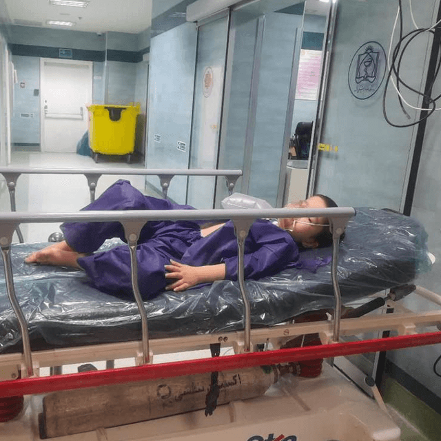 در ICU، یک کودک چشم‌انتظار نفس‌های بی‌درد است