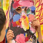آشنایی کودکان مهرآفرین با هنرهای تجسمی در گالریِ یافته/ هنرمندان داوطلب به فرزندان مستعد مهرآفرین  آموزش نقاشی می‌دهند