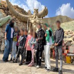 کودکان مهرآفرین به بازدید غار موزه وزیری رفتند/ مجسمه‌سازی با اشیای بازیافتی در دل کوه