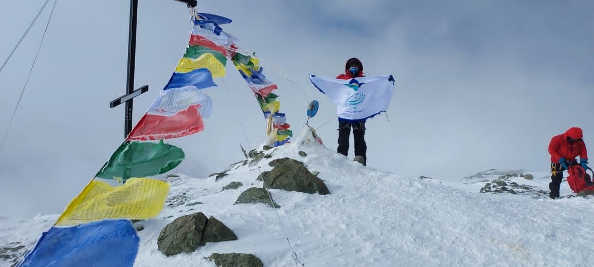 مهرآفرین بر فراز کو‌ه‌های قرقیزستان/ مددکار-کوهنورد مجموعه مهرآفرین موفق به فتح قله ۷ هزار متری لنین شد.