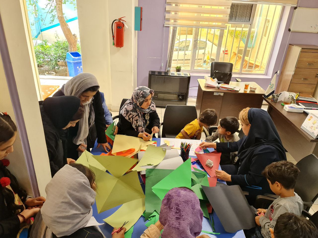 کلاس‌های تابستانی مرکز پرتو مهرآفرین آغاز شد/ آموزش هنری به کودکانِ کار