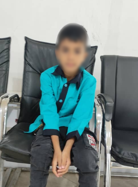 بیماری نَفَسِ کودک هفت ساله اهوازی را بریده است/درمان علی اصغر نیازمند ۱۸ میلیون تومان