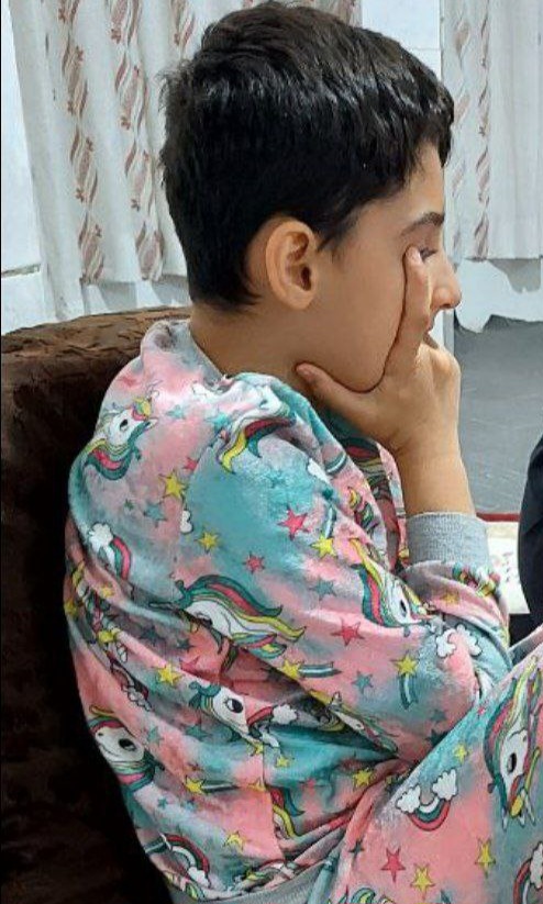 این کودک هشت ساله قادر به صحبت کردن نیست/ درمان نازنین زهرا نیازمند ۱۰ میلیون تومان
